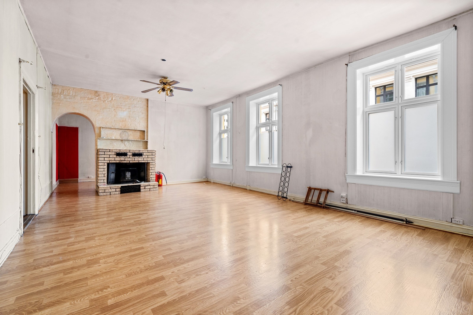 Leiligheten ligger i byggets 1. etasje og har en gjennomgående planløsning med god romfølelse og naturlig lysinnslipp. Galleribilde