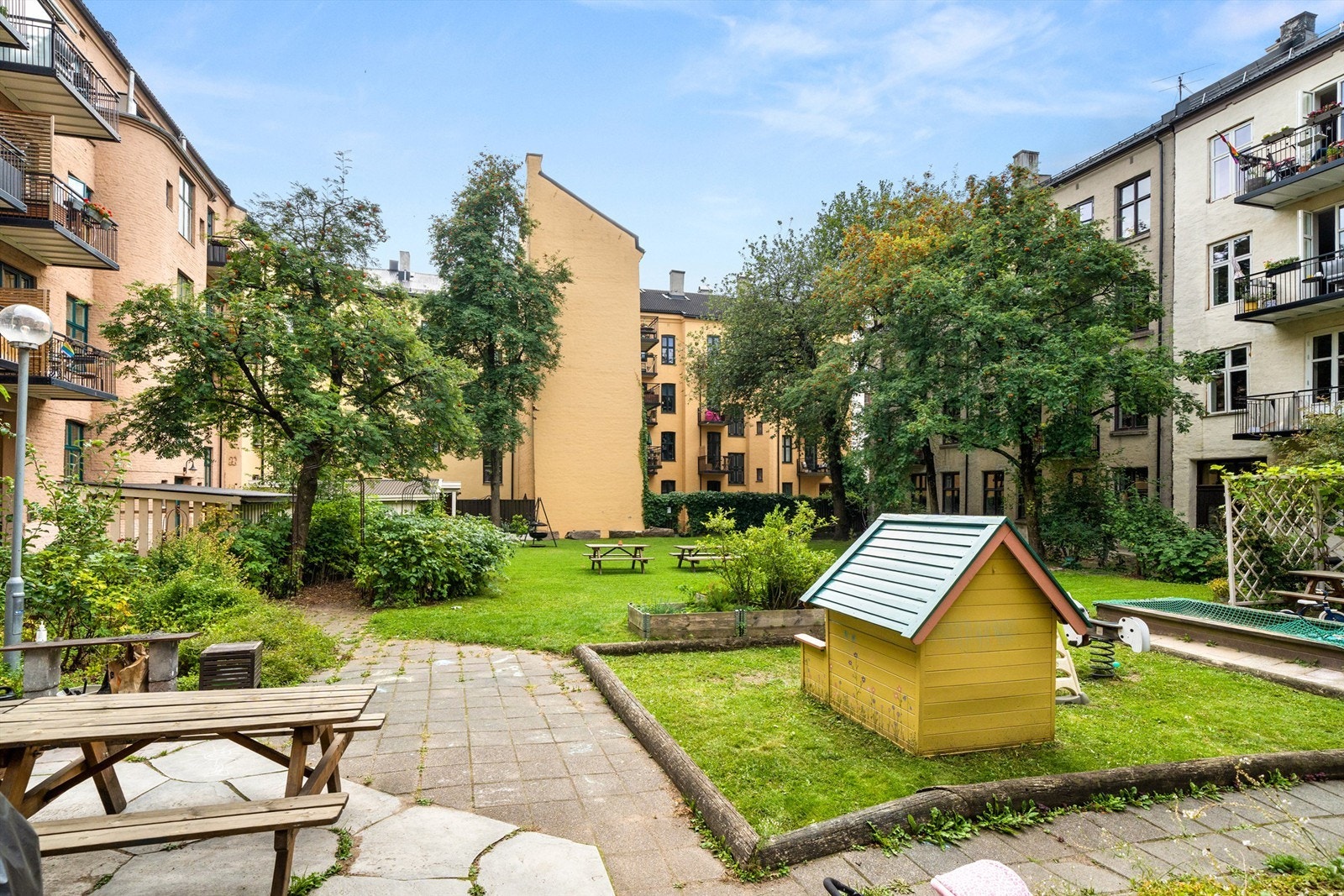 Bakgård. Galleribilde