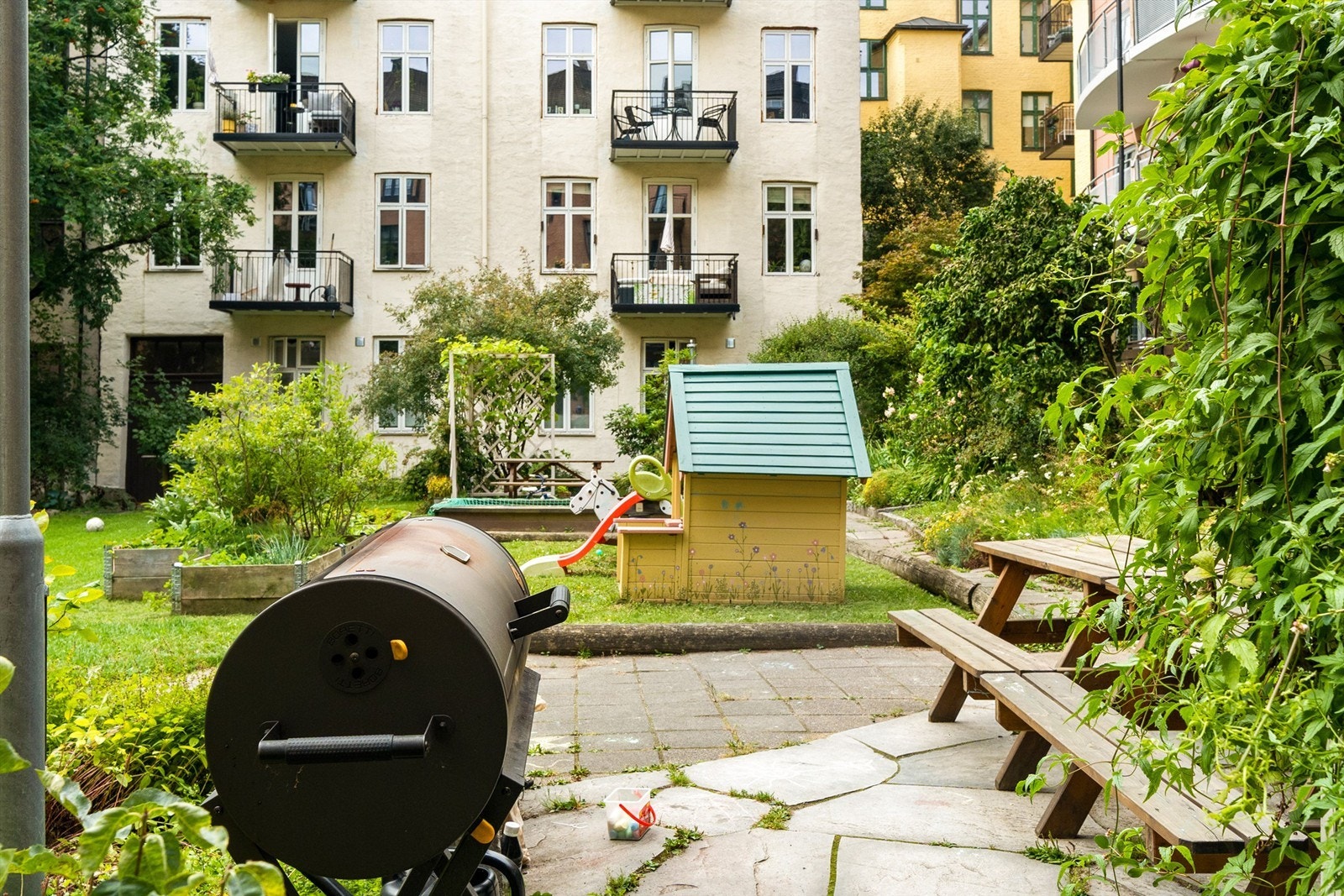 Bakgård. Galleribilde