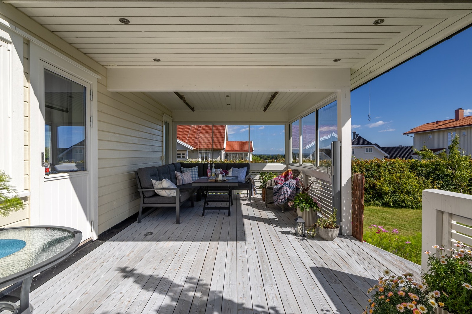 Terrassen har dekke og rekkverk i tre, og det er montert utebelysning i overbygget. Galleribilde