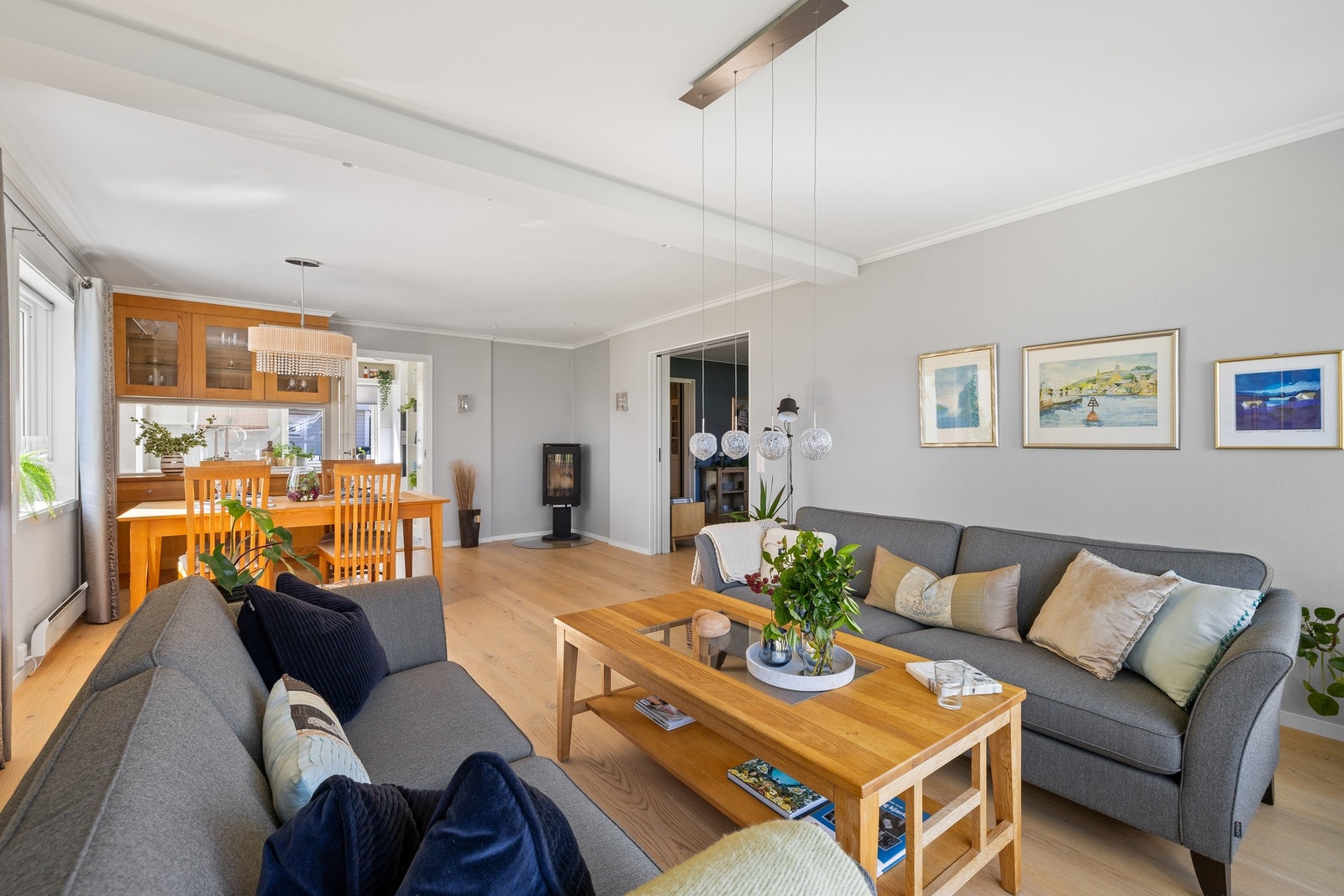 Dagslyset strømmer inn via store vinduer, og på kvelden settes den rette stemningen med downlights i himlingen og med fyr i en moderne peisovn i den ene stuen. Galleribilde