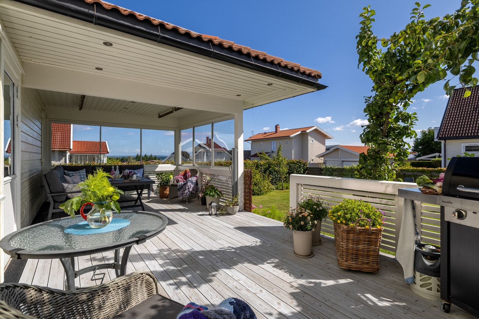 Fra stuen i første etasje er det utgang til en dels overbygd, sydvendt terrasse på ca. 27 kvm. Galleribilde