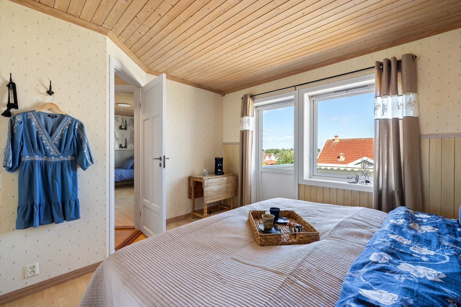 Ett av soverommene har utgang til en sydøstvendt terrasse på ca. 14 kvm med nydelig utsikt mot fjorden. Galleribilde