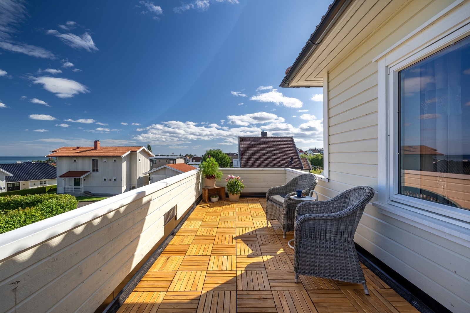 Fra ett av soverommene i andre etasje er det utgang til en sydøstvendt terrasse på ca. 14 kvm med gode solforhold og nydelig utsikt mot fjorden. Galleribilde