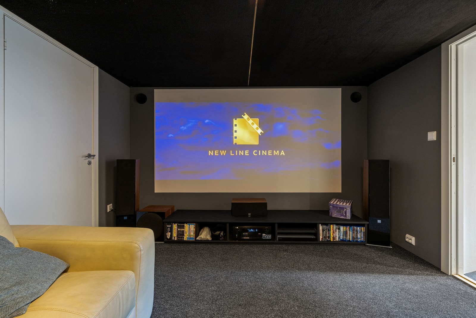 I kjelleren er det et innredet, lyst og pent hobbyrom og et innredet rom som er perfekt som hjemmekino. Antas ikke bruksendret og ikke godkjent for varig opphold. Galleribilde