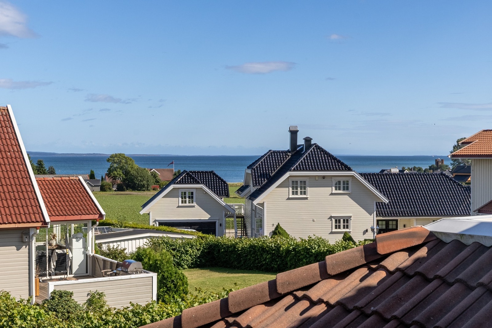 l umiddelbar nærhet lokker Ringshaugstranda, en populær sandstrand med steinmolo, badetrapp, gresslette og sandvolleyballbane. Galleribilde