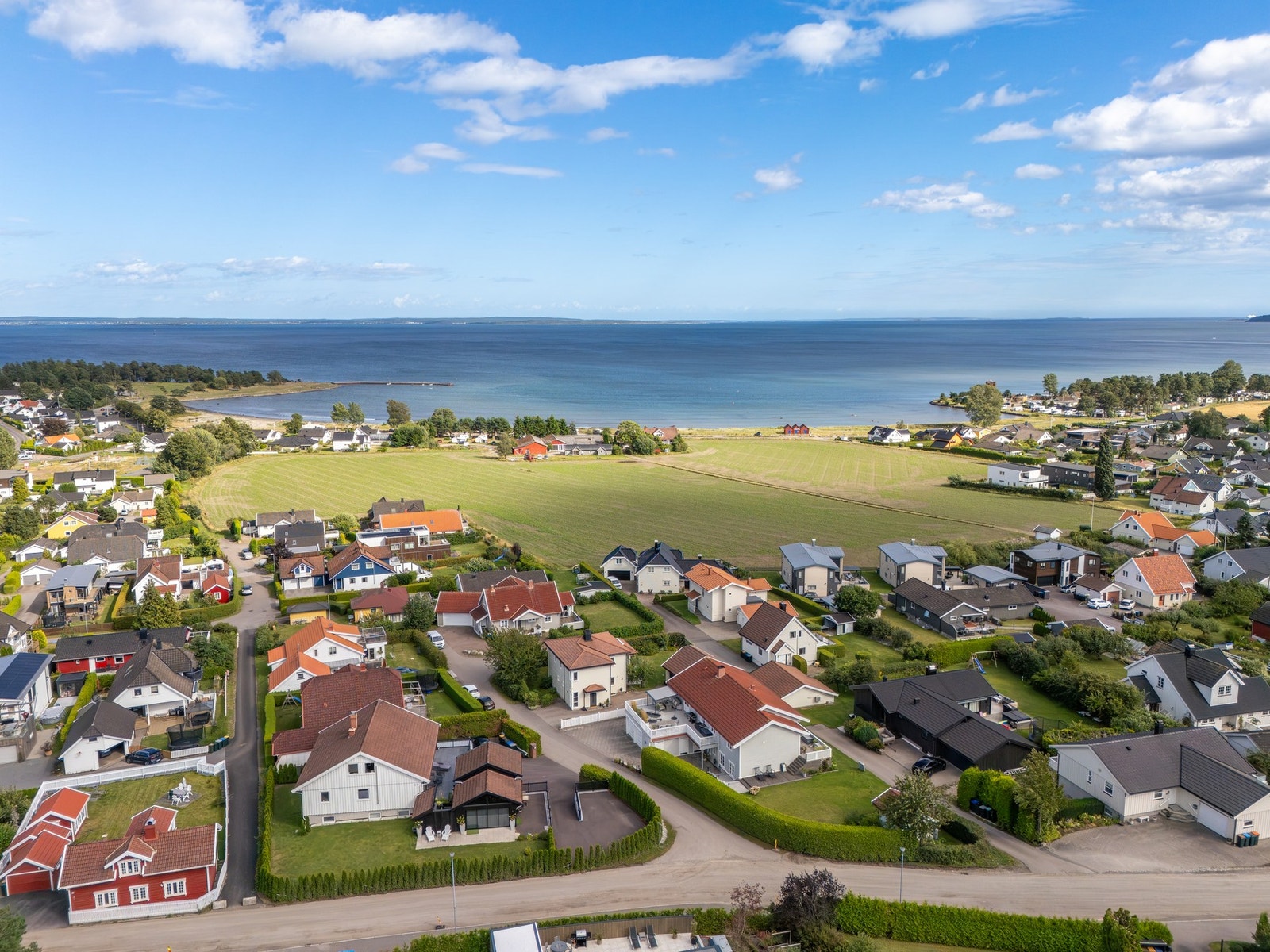 Eneboligen ligger i et rolig og meget barnevennlig boligområde på Ringshaug. Galleribilde