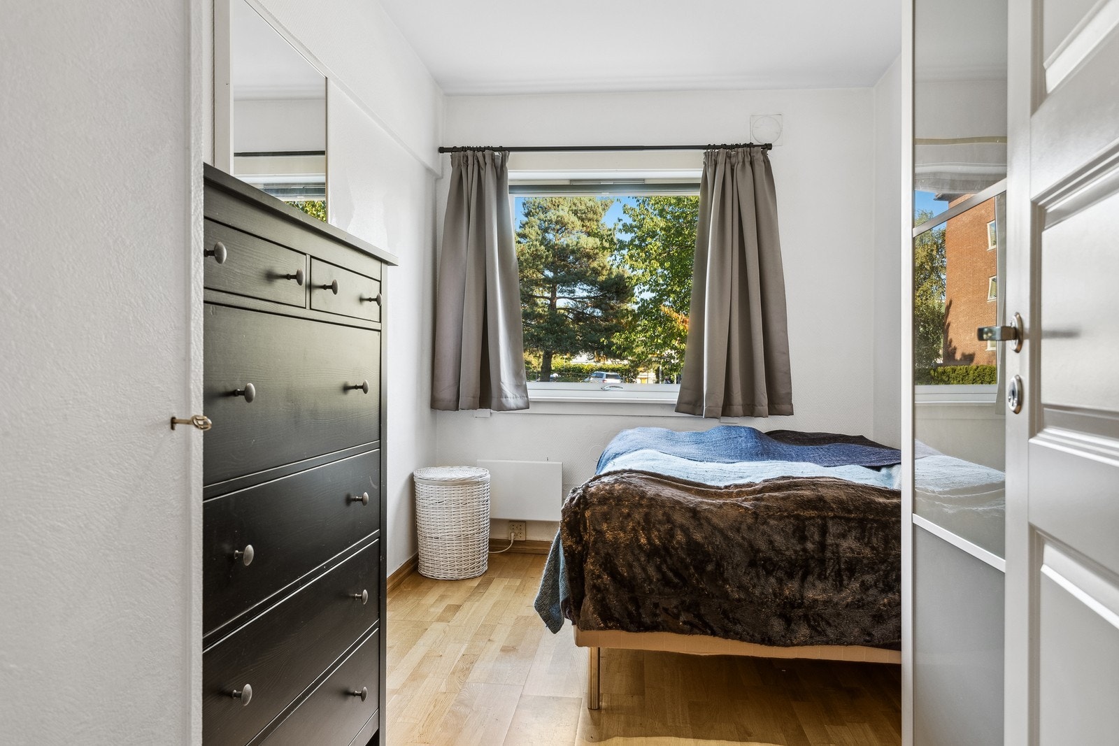 Det er kun 1 av soverommene som er innredet med seng. Garderobeskap står på begge. Galleribilde