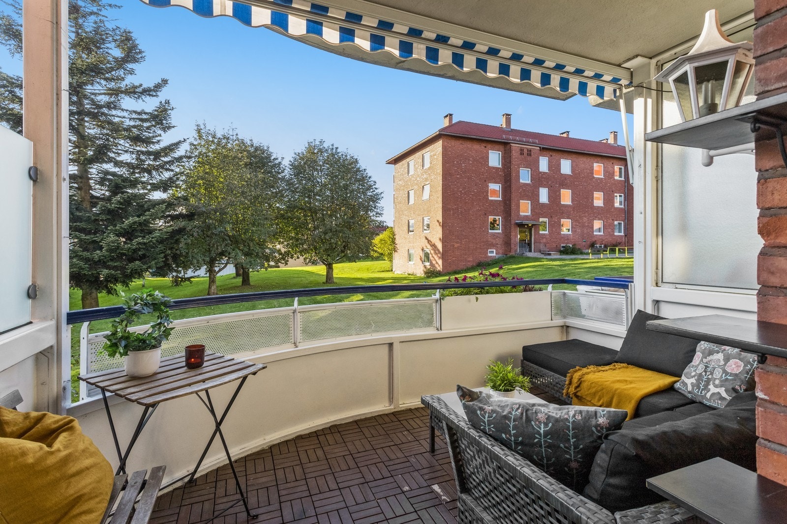 Hyggelig balkong ut mot omgivelsene. Galleribilde