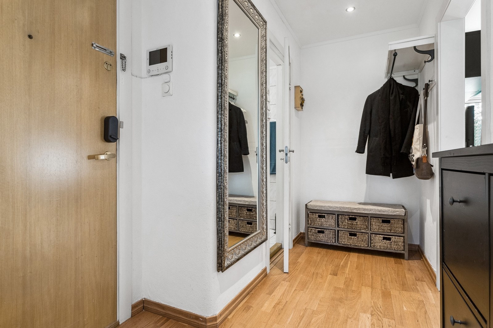 Entrè med tilhørende møbler. God plass til sko og yttertøy. Galleribilde