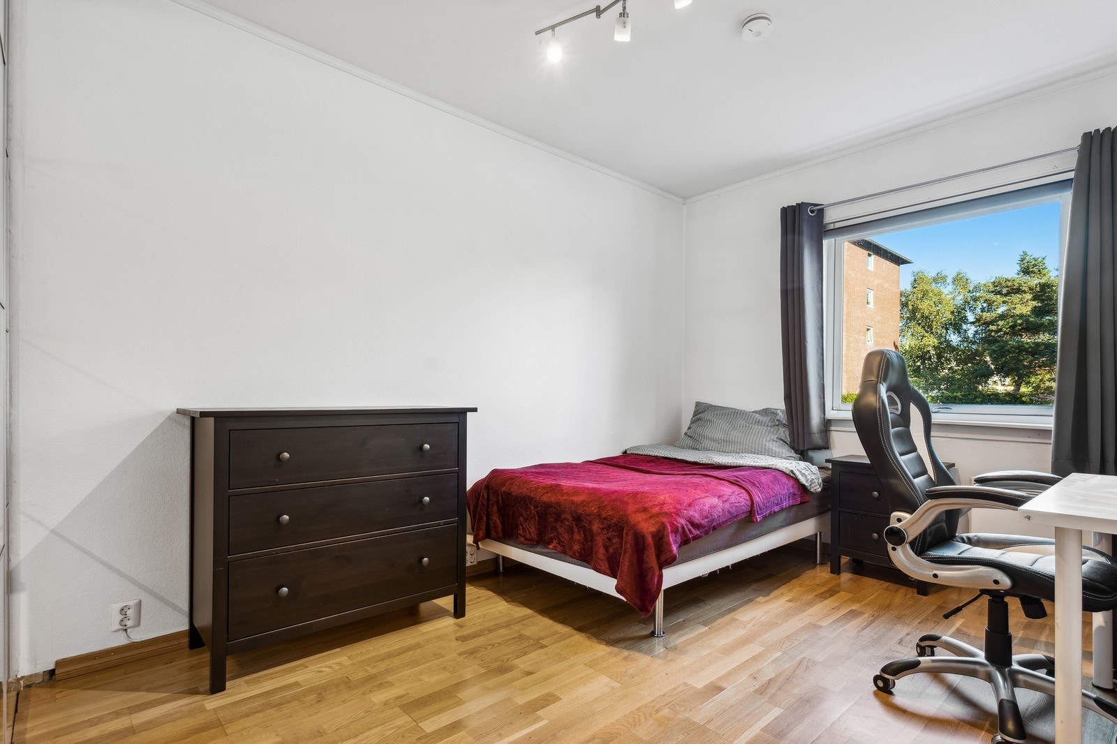 Lyst og romslig hovedsoverom med god plass til dobbeltseng, garderobeskap og nattbord. Galleribilde