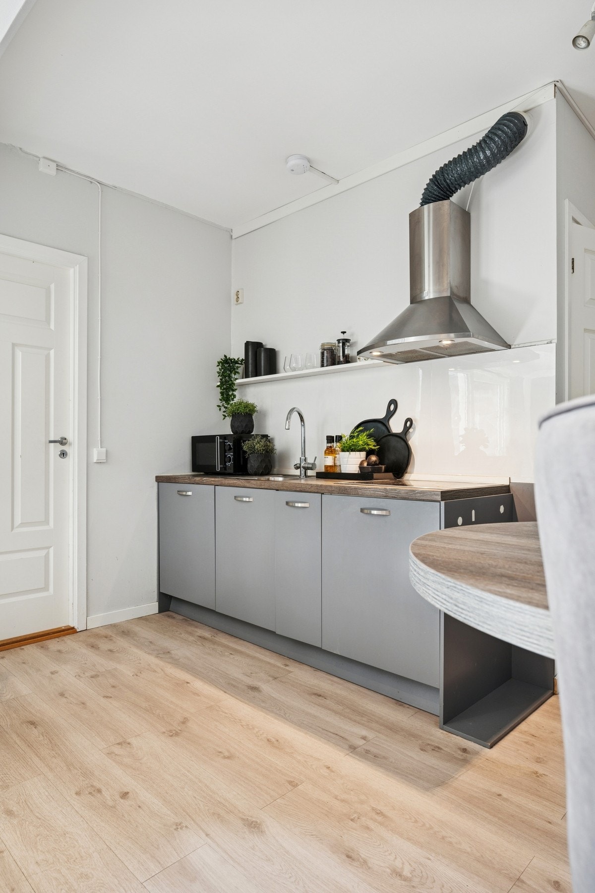 Den åpne løsningen skaper en god atmosfære. Galleribilde