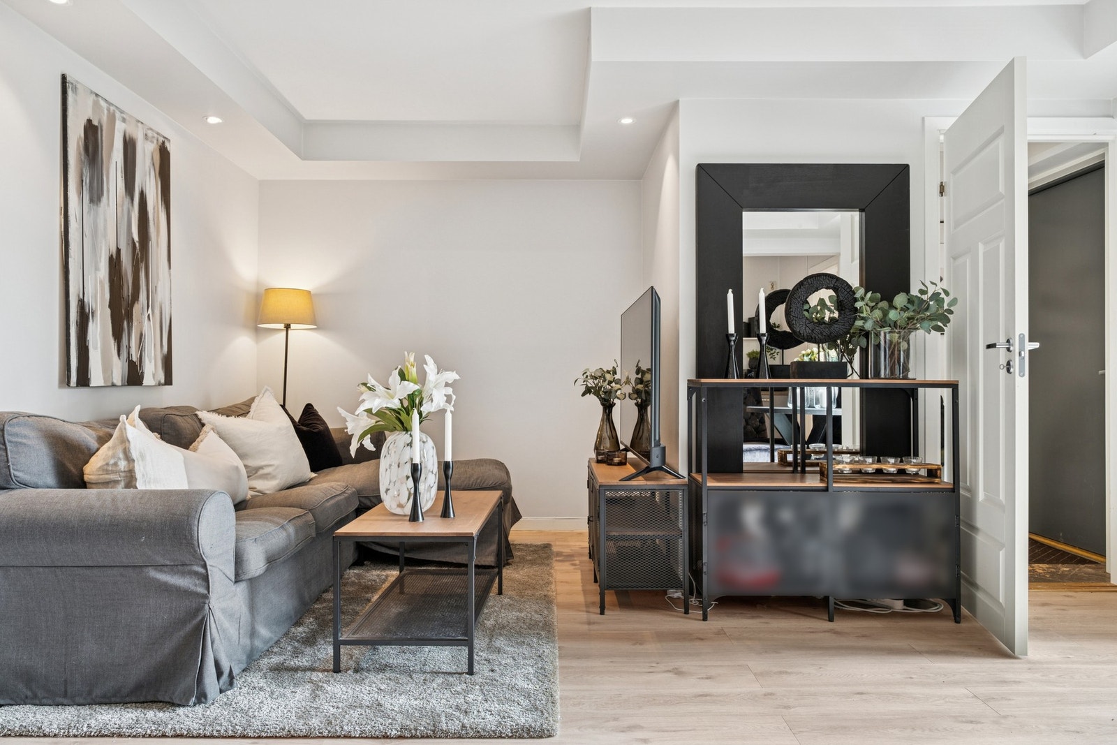 Stuen har fin plass til sofagruppe og annet møblement. Galleribilde