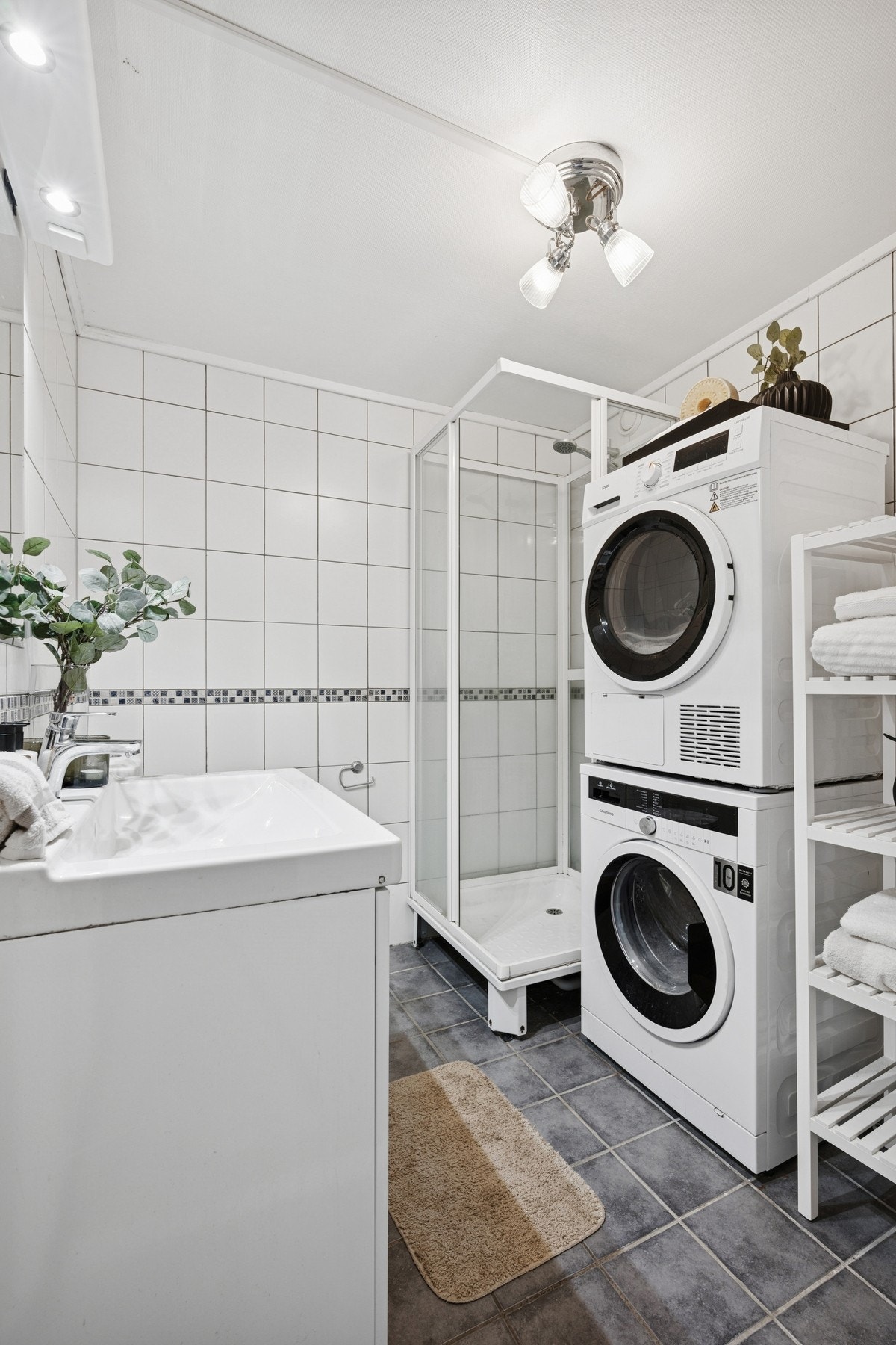 Lyst og pent baderom. Galleribilde