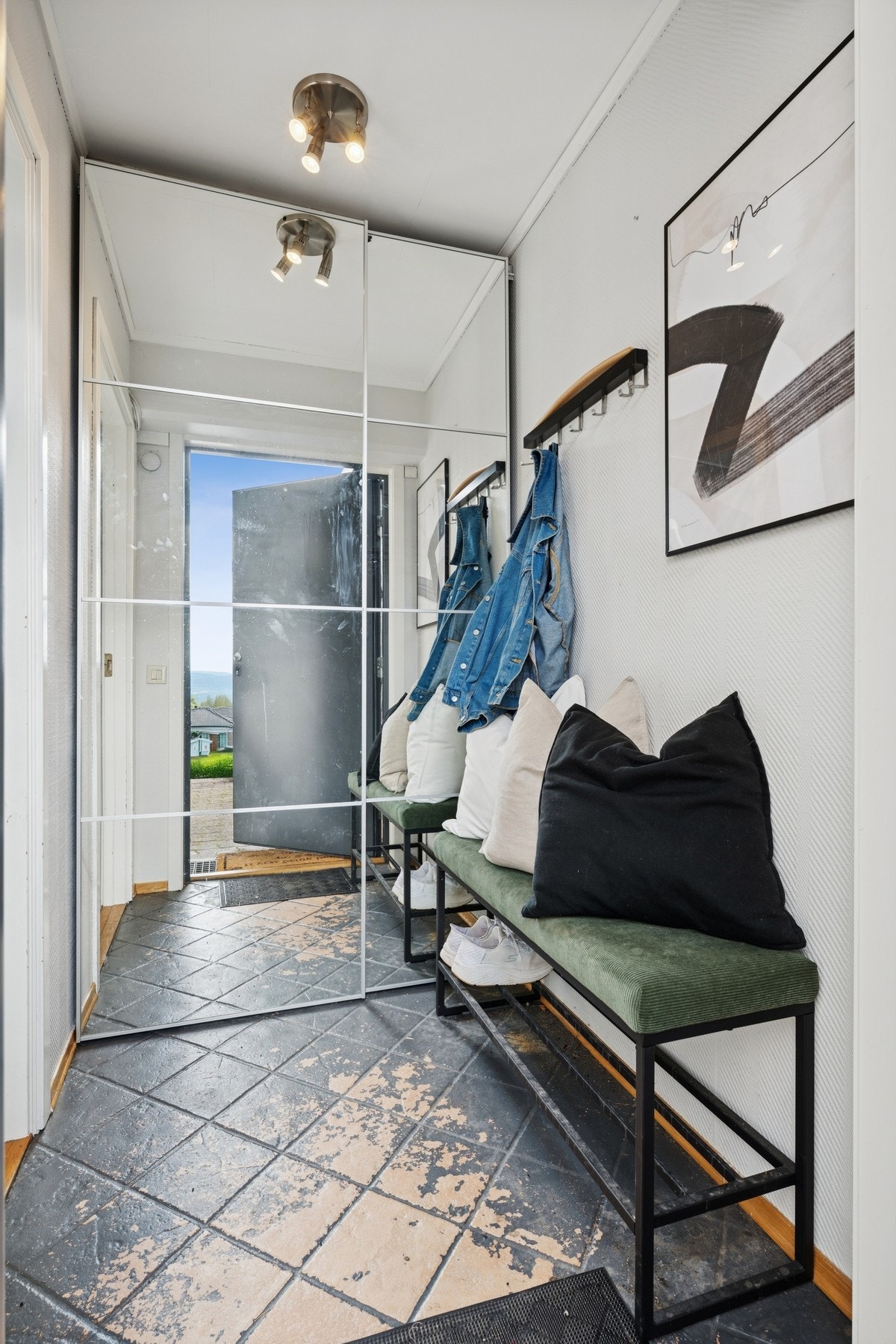 Velkommen inn i en lys entré med fin plass til å hensette sko og yttertøy. Galleribilde