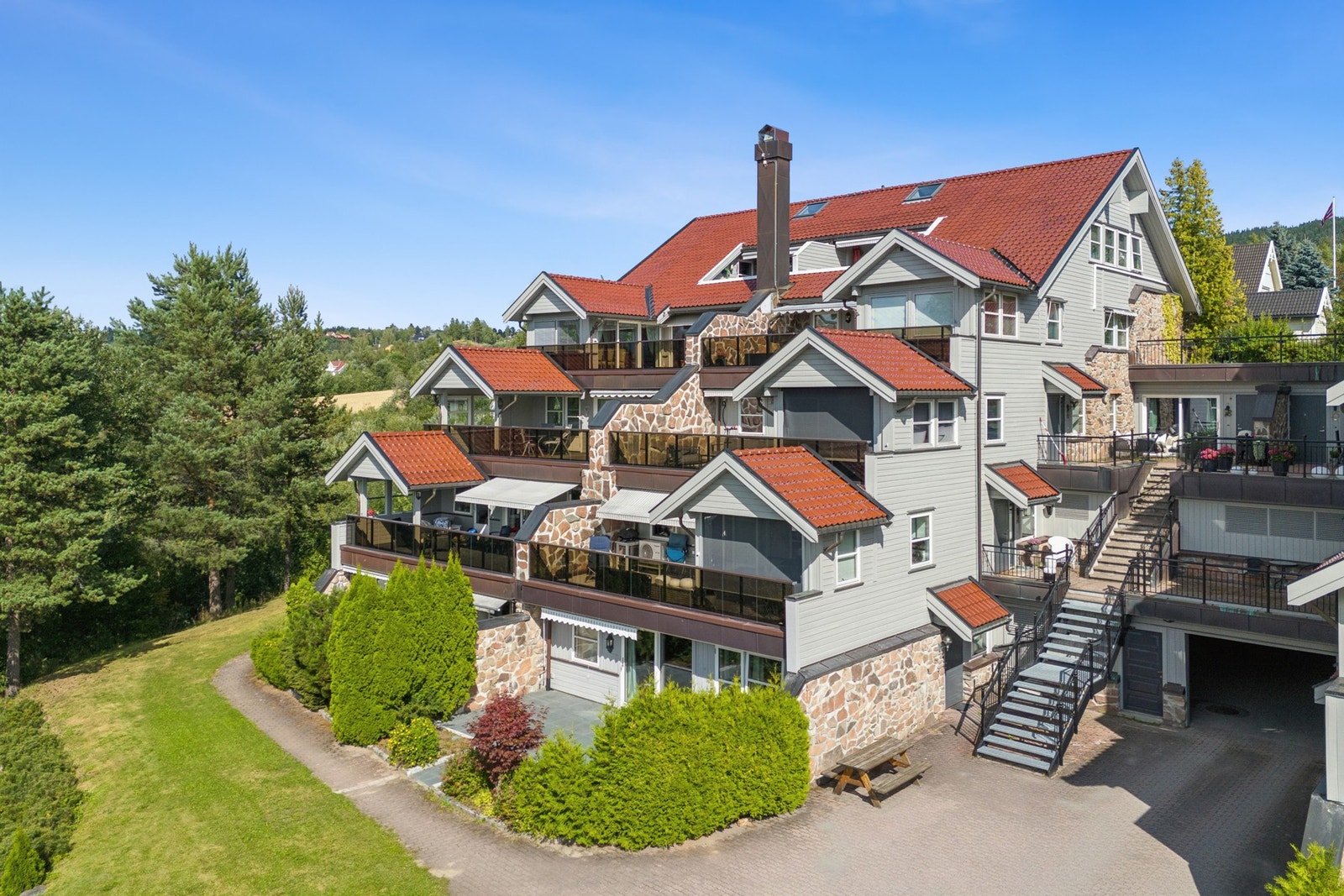 Velkommen til visning i denne lyse og delikate leiligheten med svært gode solforhold og nydelig utsikt! Galleribilde