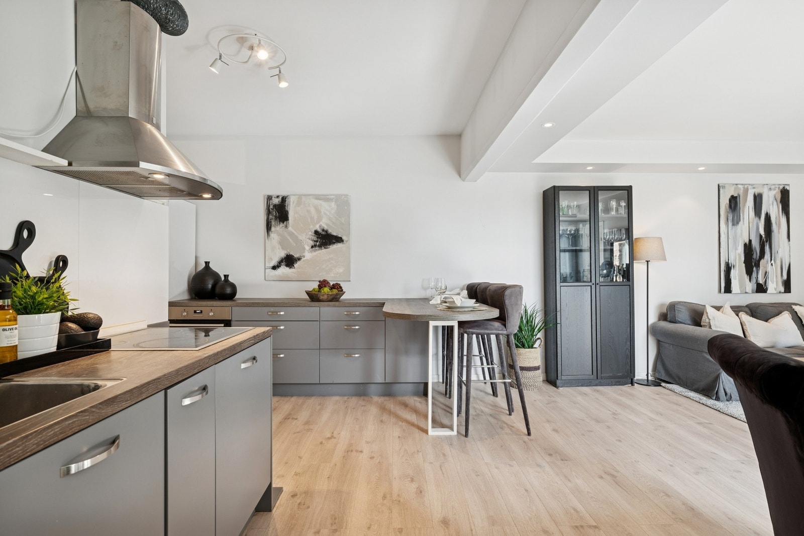 Et pent kjøkken med integrerte hvitevarer. Galleribilde