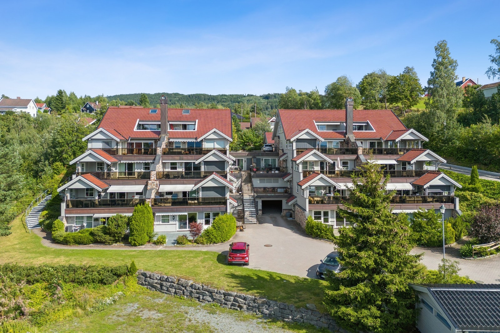 Leiligheten har parkering i felles parkeringskjeller og tilhørende bod. I tillegg er det mulighet for parkering utenfor. Galleribilde