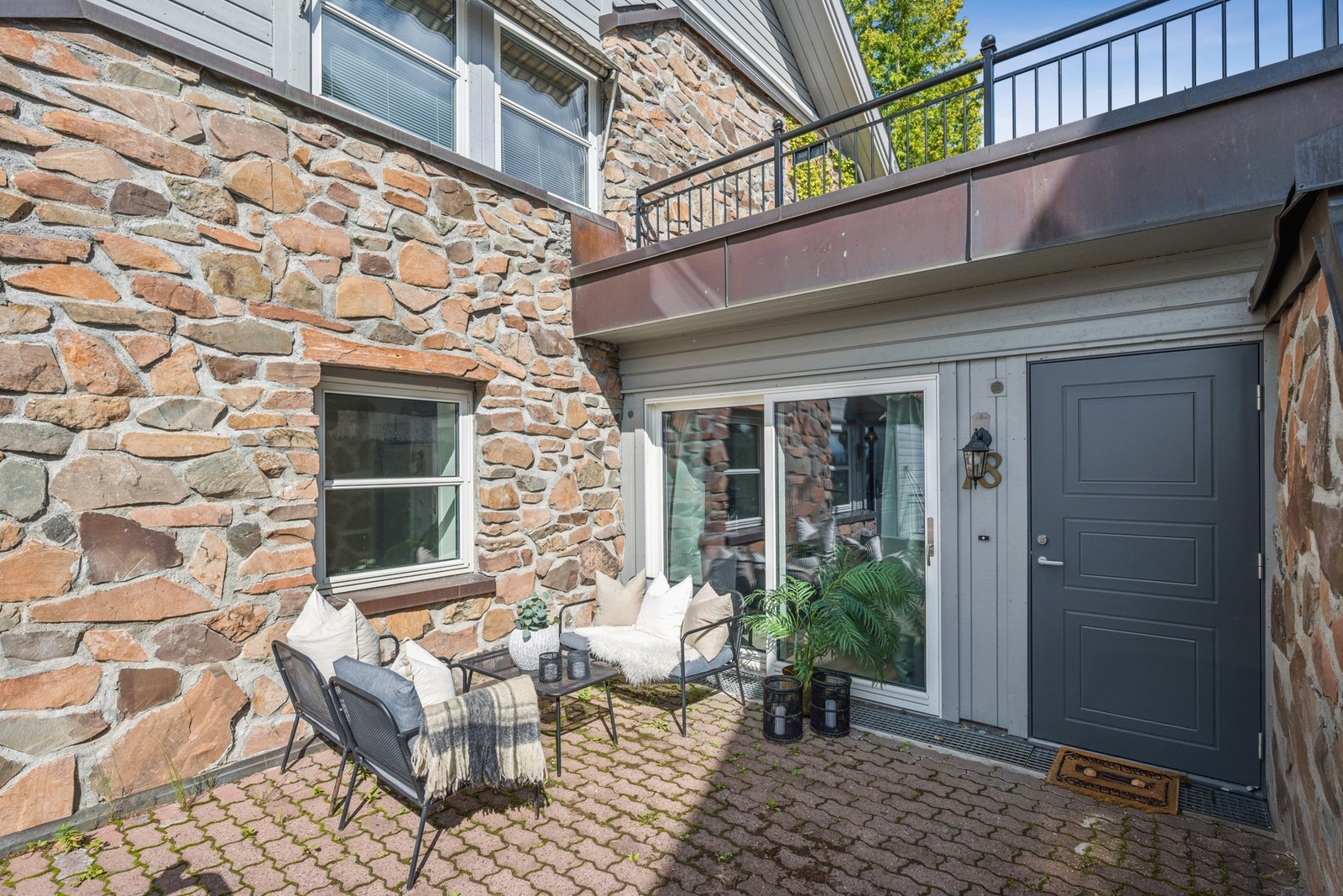 En koselig plass ved inngangspartiet hvor du kan nyte solen og utsikten. Galleribilde