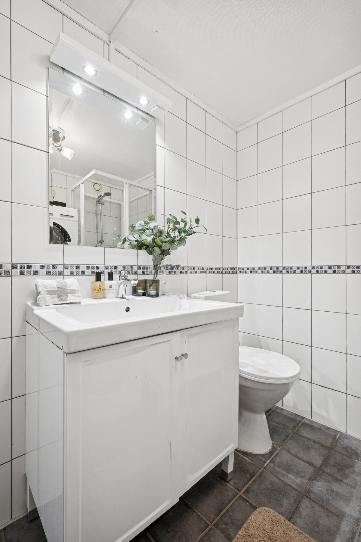 Innredet med servant m/skap, toalett, dusjkabinett og opplegg for vaskemaskin. Galleribilde