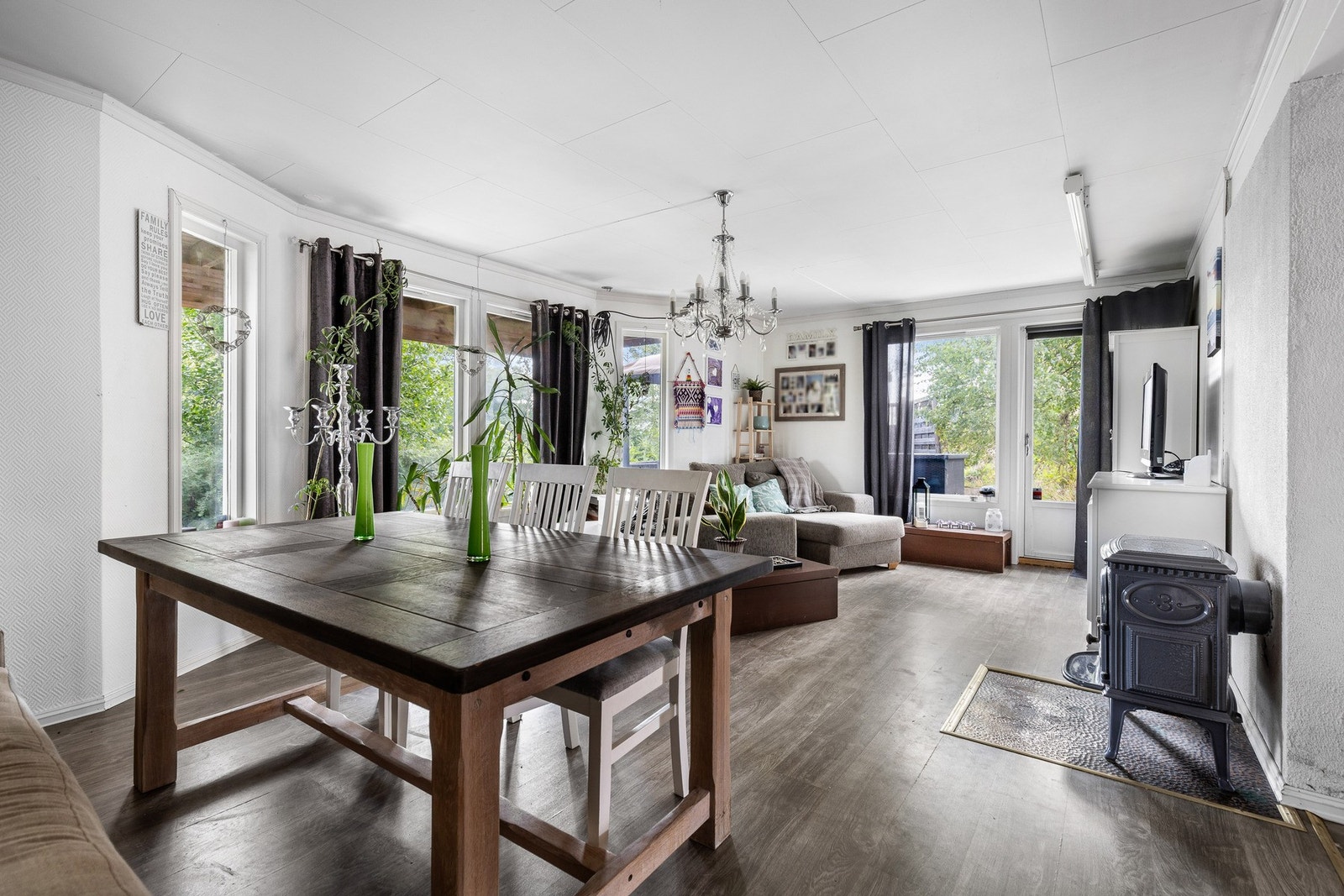 Boligen har to romslige stuer - én i hver etasje - som gir god plass og fleksibilitet for familielivet. Galleribilde