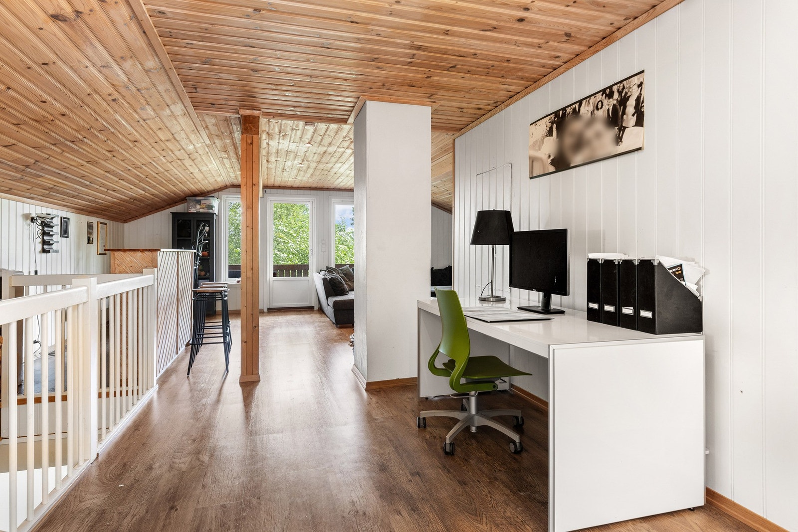 I andre etasje finner du en like generøs stue. Galleribilde