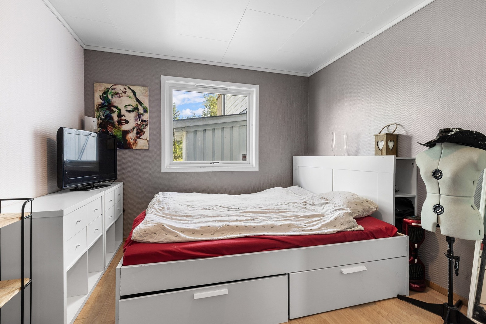 Boligen byr på hele fem soverom, fordelt med tre i første etasje og to i andre etasje. Galleribilde