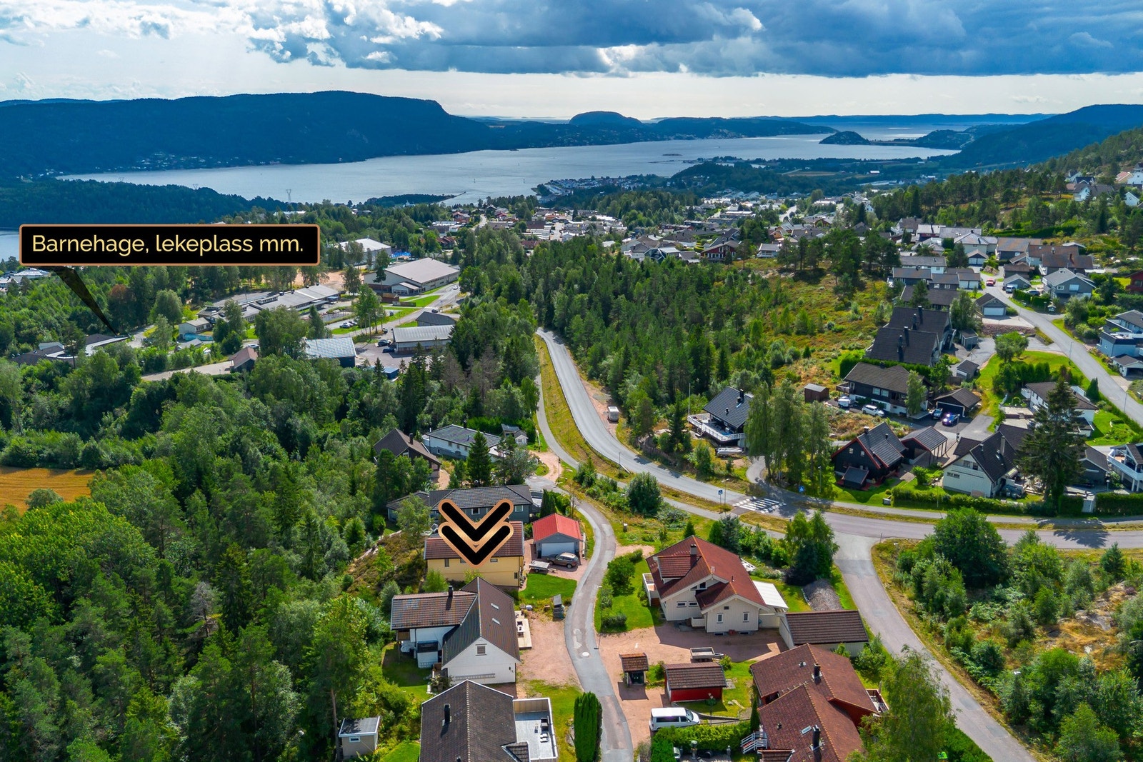 Velkommen til en romslig enebolig med gjennomført og funksjonell planløsning. Galleribilde