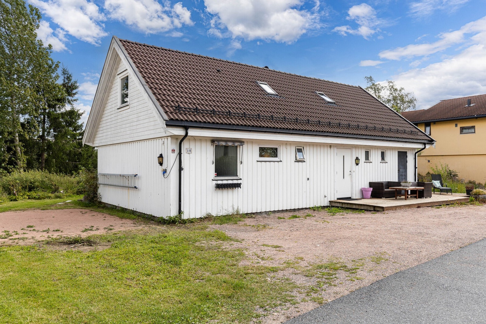 Det er parkering til flere biler i gårdsplass. Galleribilde