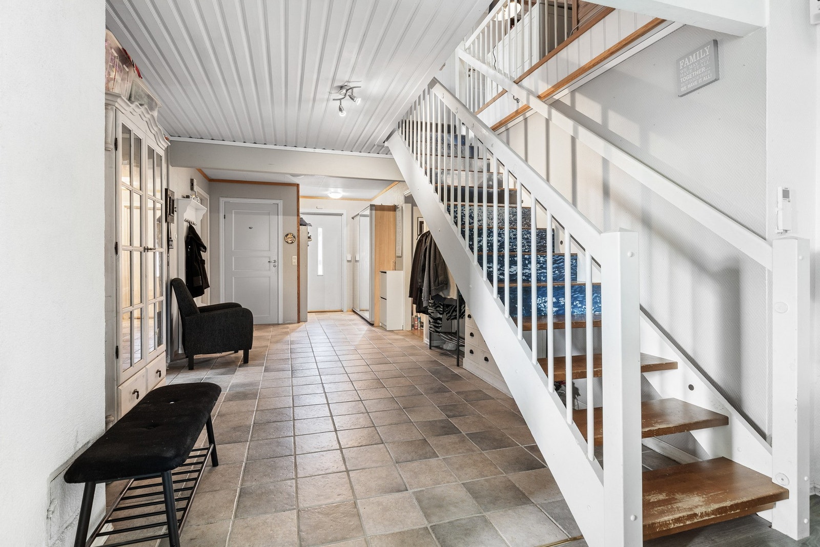 Inne blir du møtt av en romslig entre. Her er det fliser på gulv og lysmalte vegger. Galleribilde