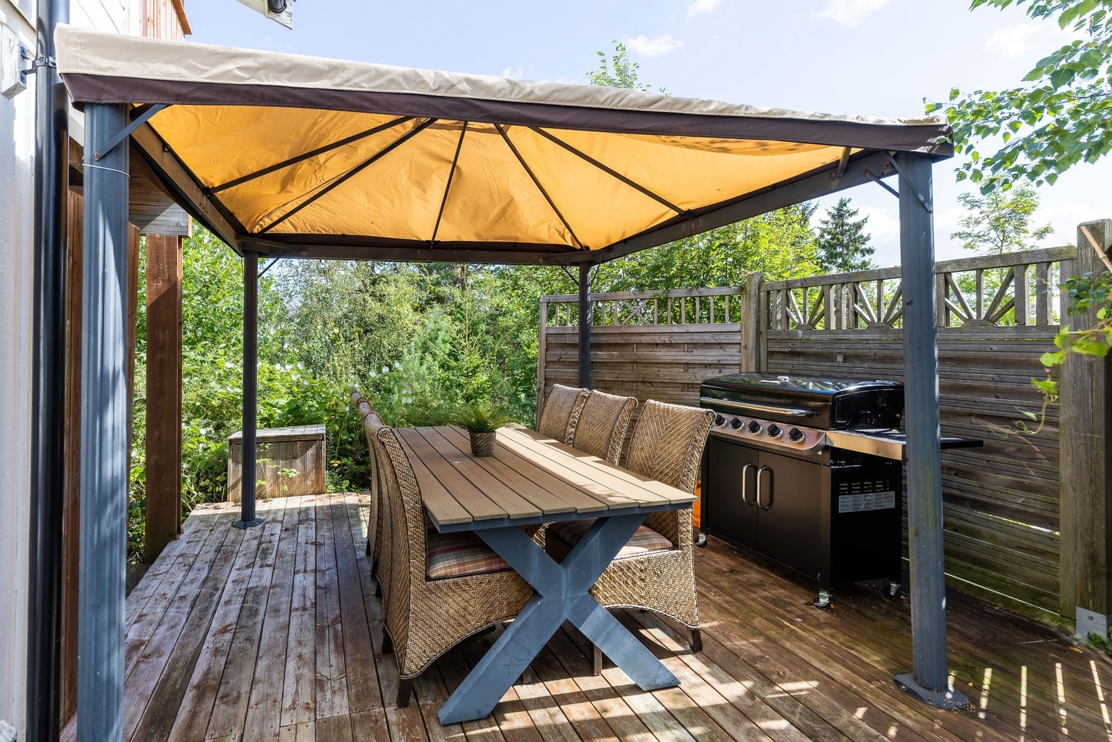 Boligen har flere fine uteplasser, bla. en romslig terrassen utenfor stuen i første etasje. Galleribilde