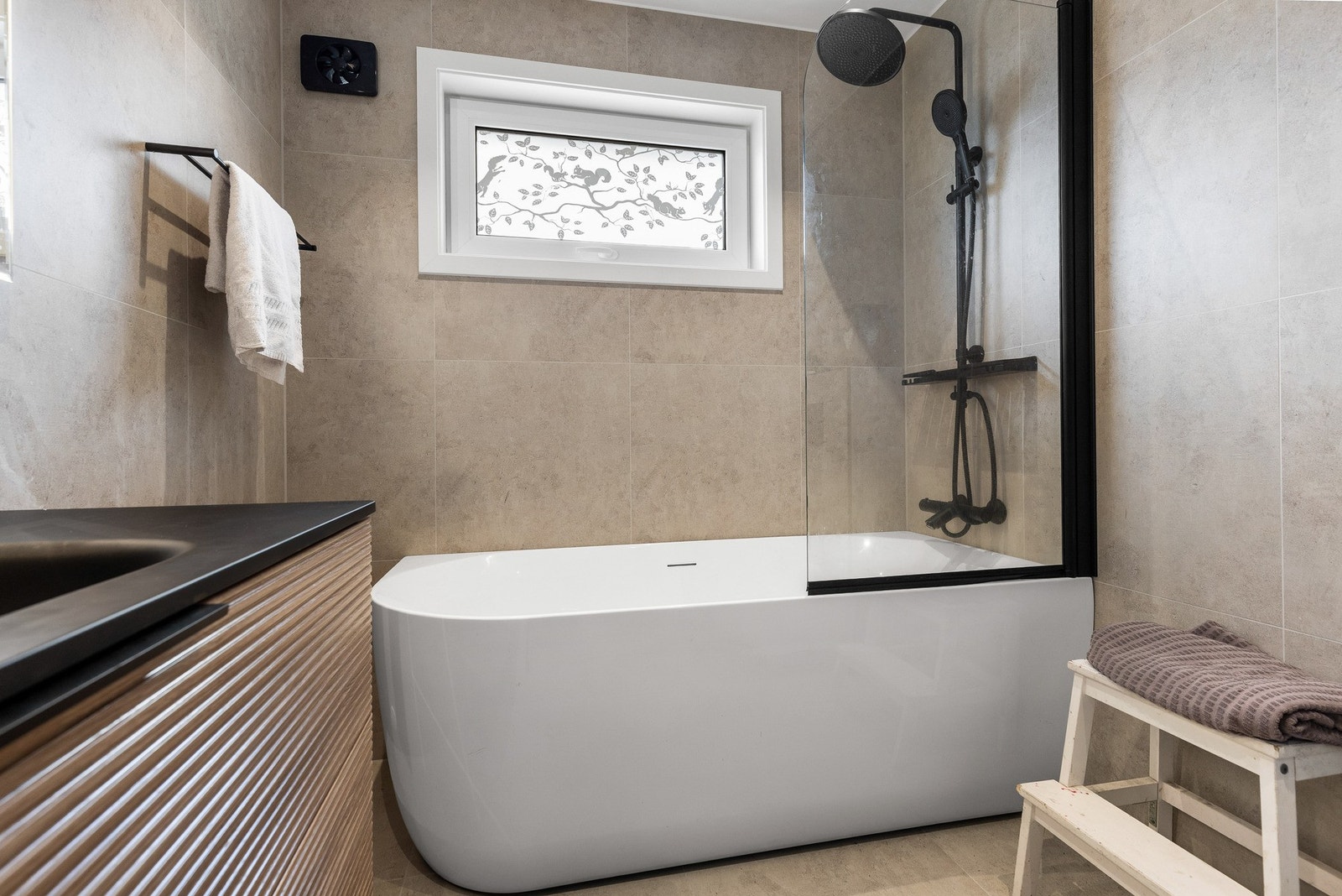 Rommet er utstyrt med badekar med regnfallsdusj og håndholdt dusjhode. Galleribilde