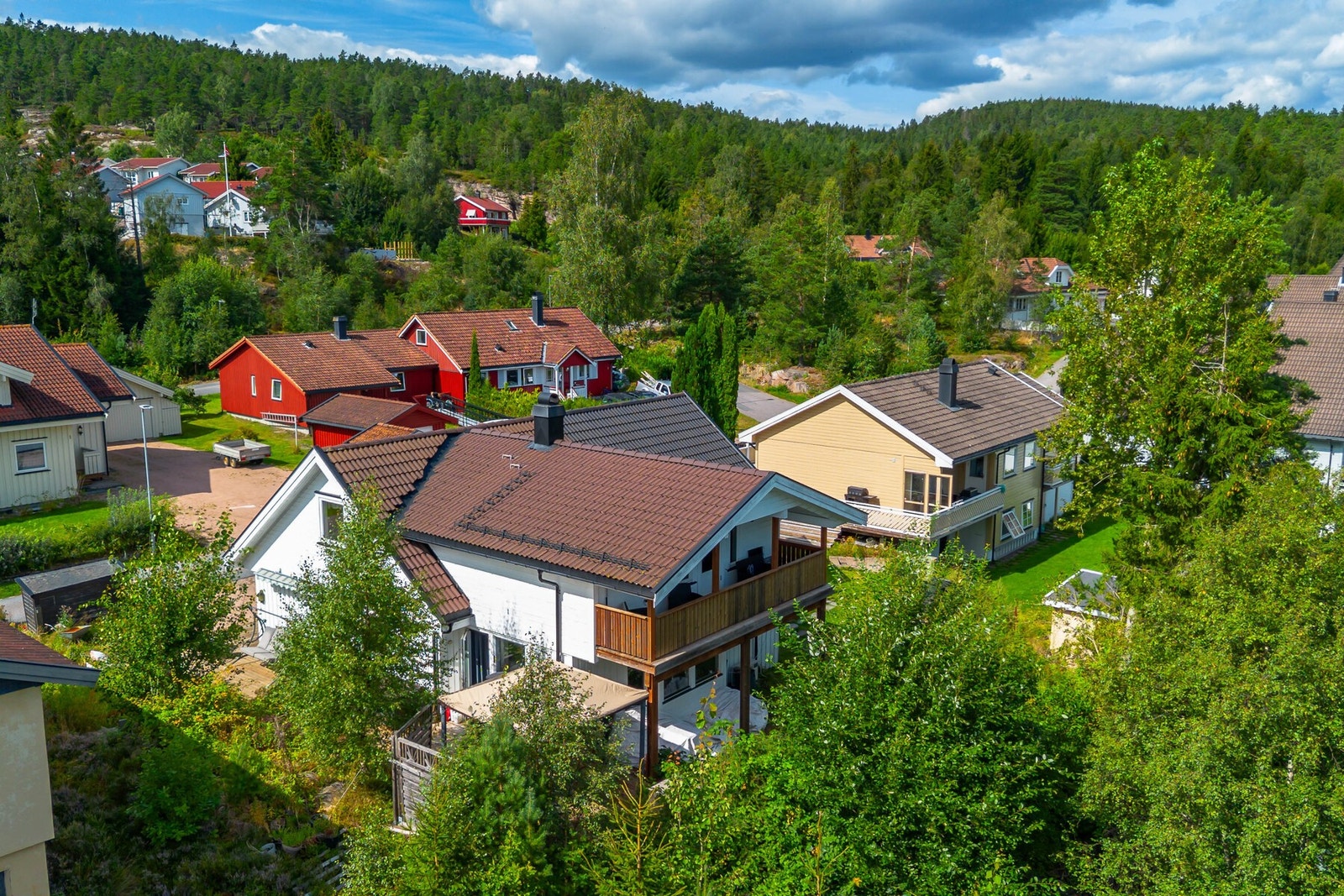 Privatmegleren v/Magnus Landgraff har gleden av å presentere denne tiltalende eneboligen med en attraktiv og barnevennlig beliggenhet i Svelvik. Galleribilde