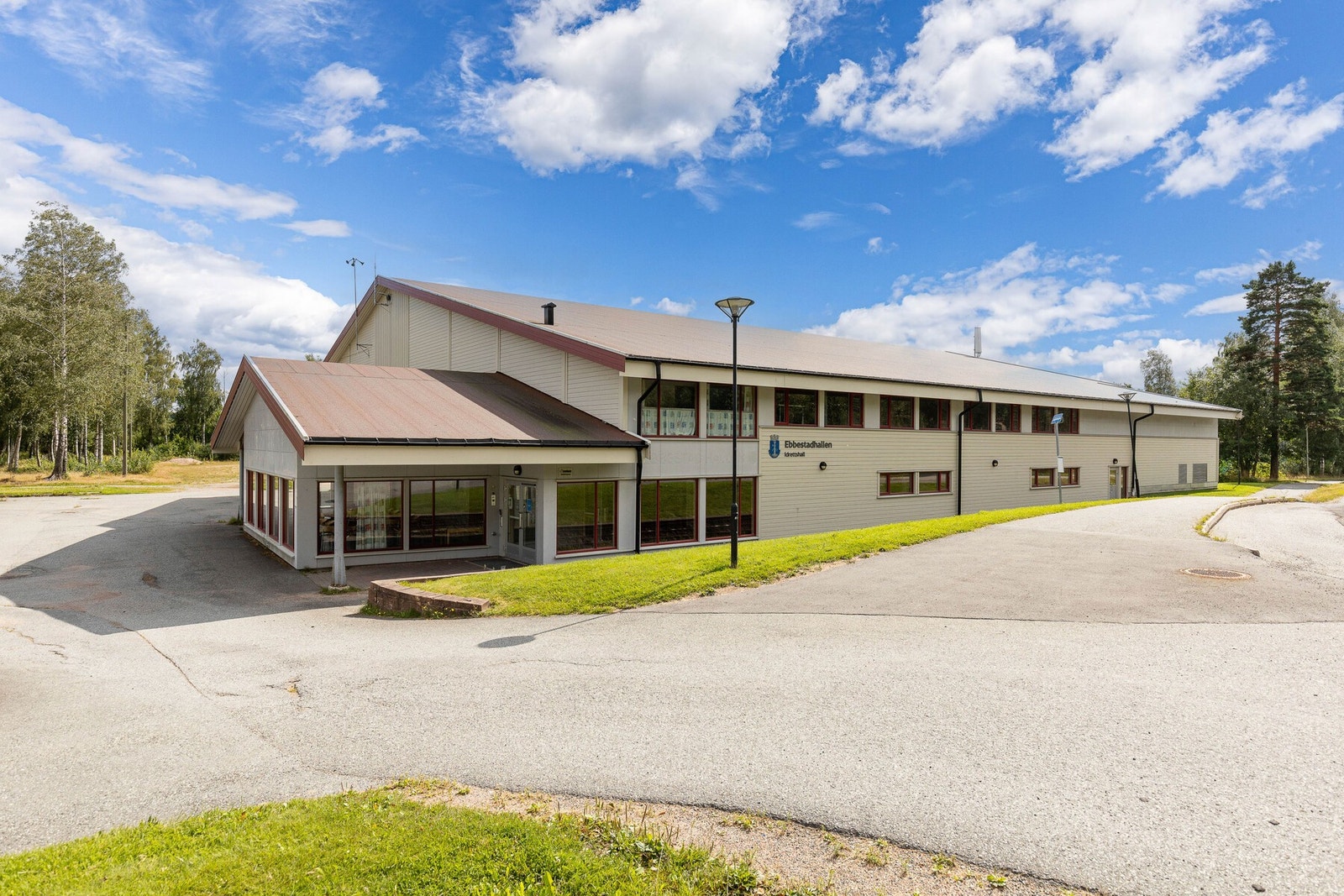 Ebbestadhallen ligger like ved boligen. Galleribilde