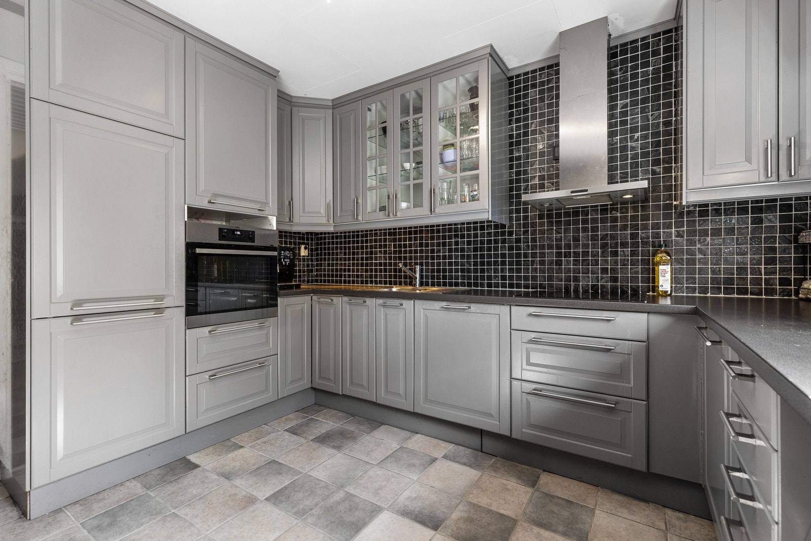 Kjøkkenet har en smart og arealeffektiv utforming som gjør matlagingen både praktisk og hyggelig. Galleribilde