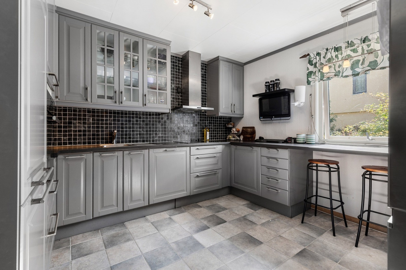 Her finner du integrerte hvitevarer som følger med i handelen, med unntak av det romslige side-by-side-kjøleskapet. Galleribilde