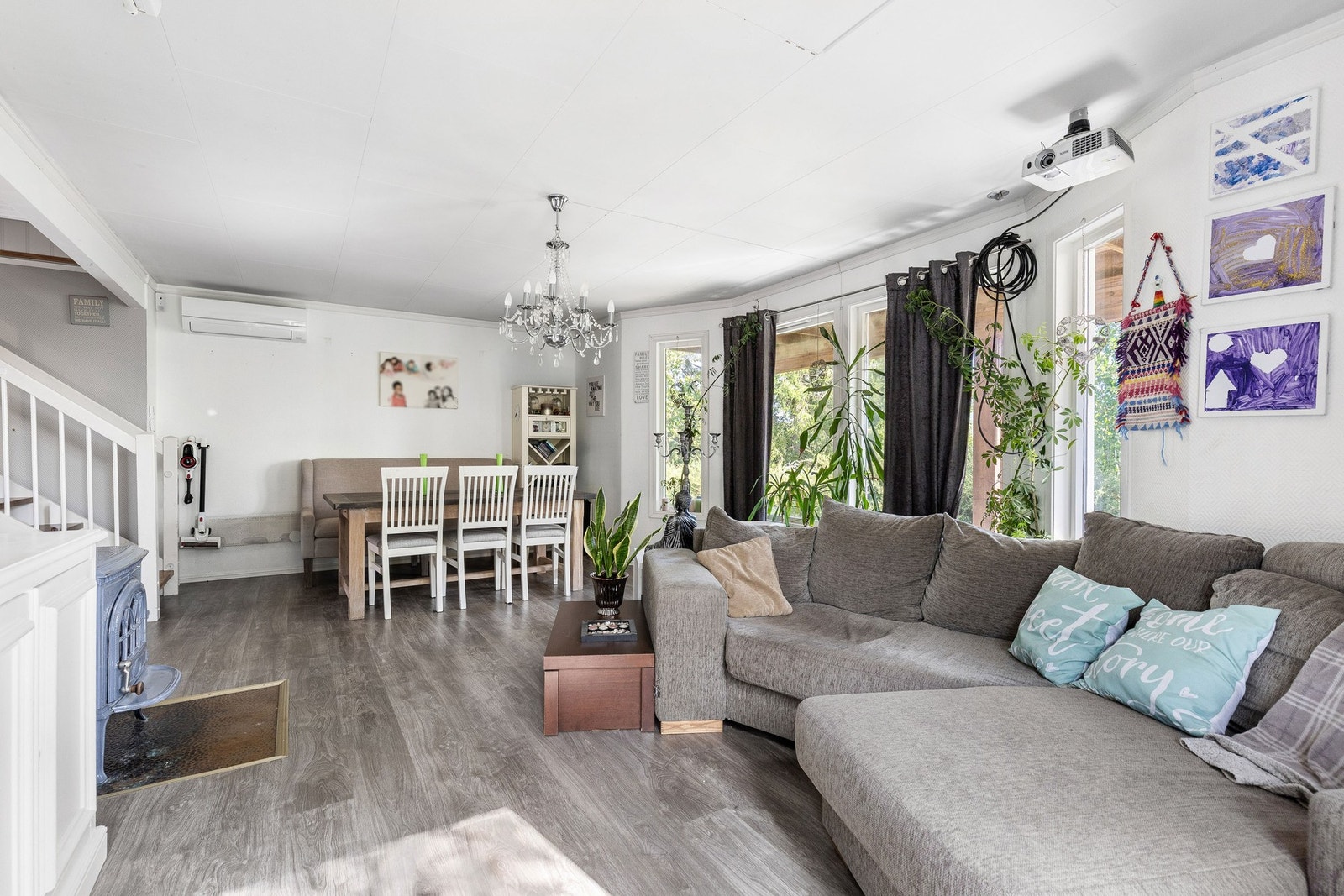 Her er det laminat på gulv, lyse vegger. Galleribilde