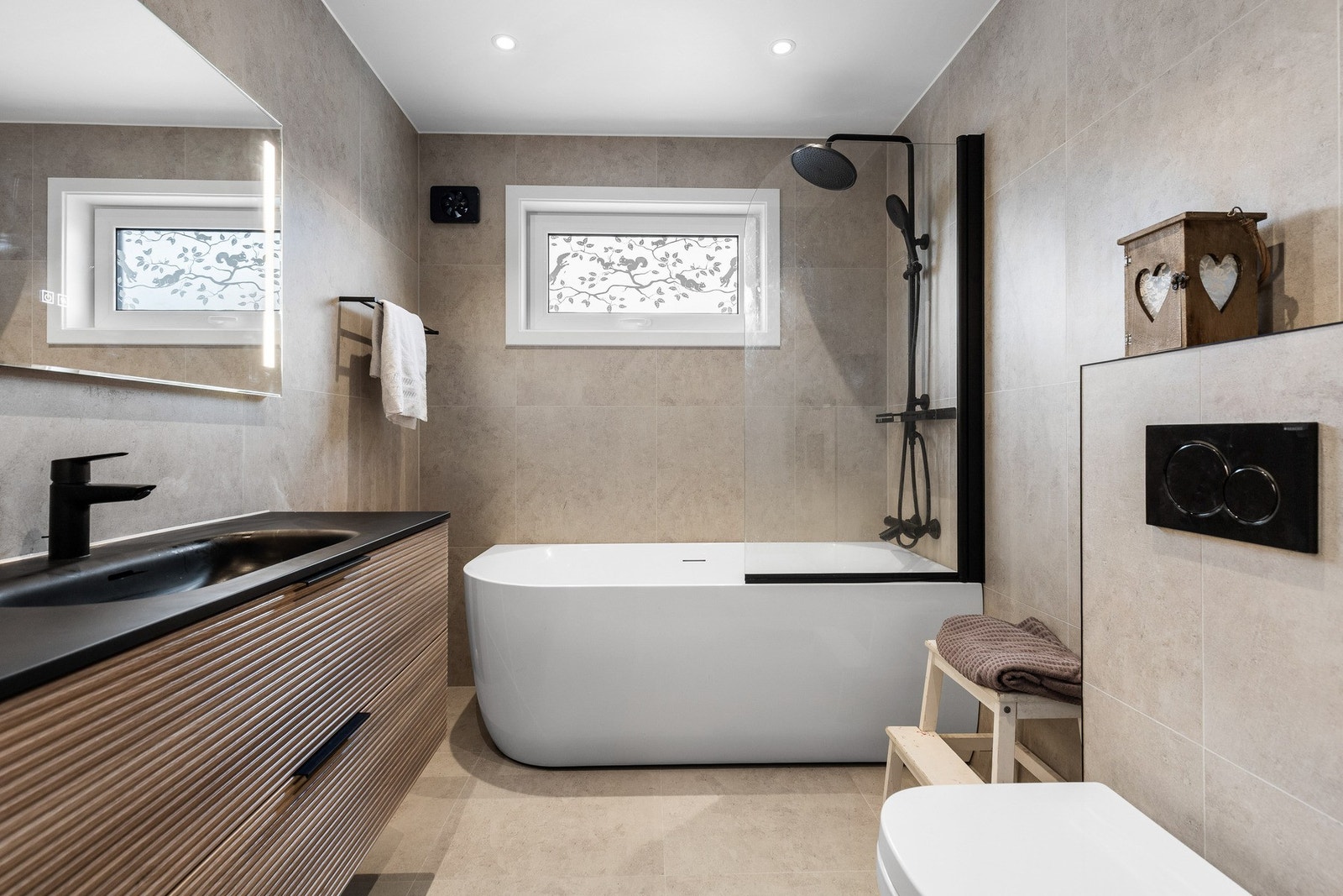 Badet ble totalrenovert i 2025 og fremstår som moderne og innbydende. Galleribilde