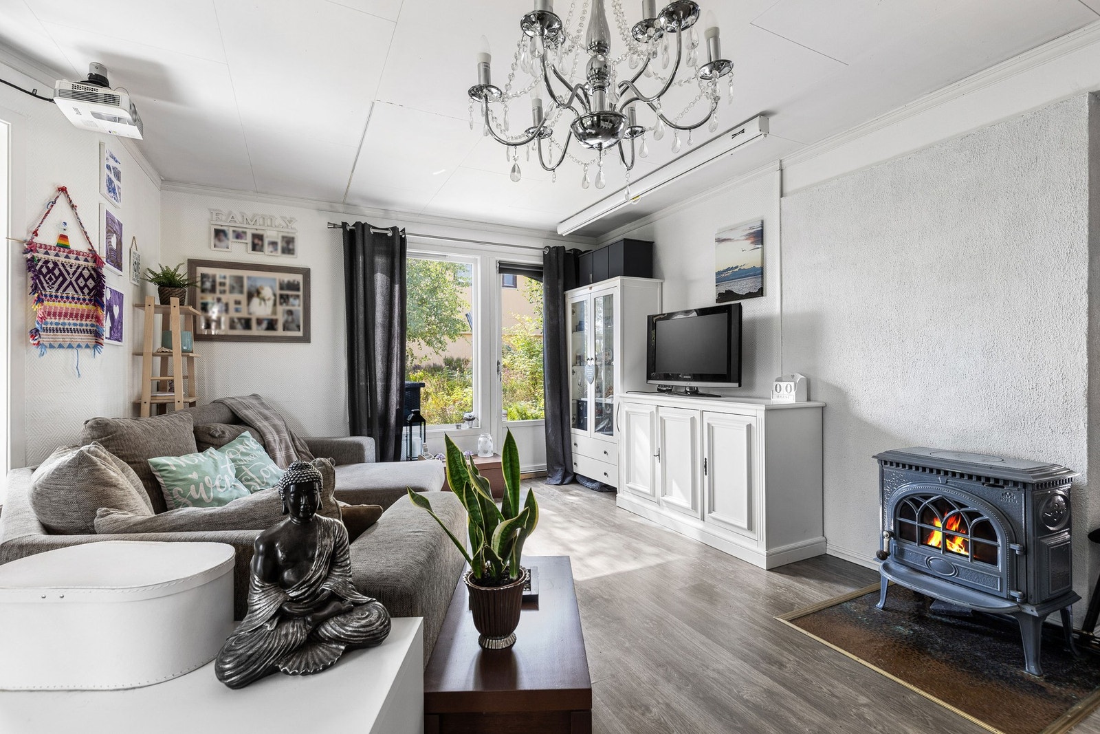 En sentralt plassert peis sørger for varme og hyggelig atmosfære. Galleribilde