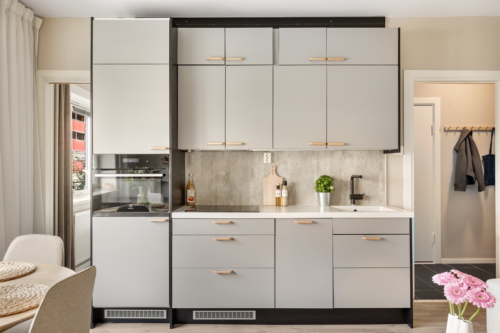 Smakfullt og tidsriktig EPOQ-kjøkken fra 2018 med god skapplass. Galleribilde