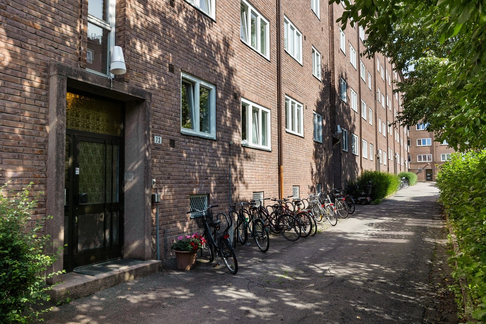 Sykkelparkering tilgjengelig for beboerne i grønne og rolige omgivelser. Galleribilde