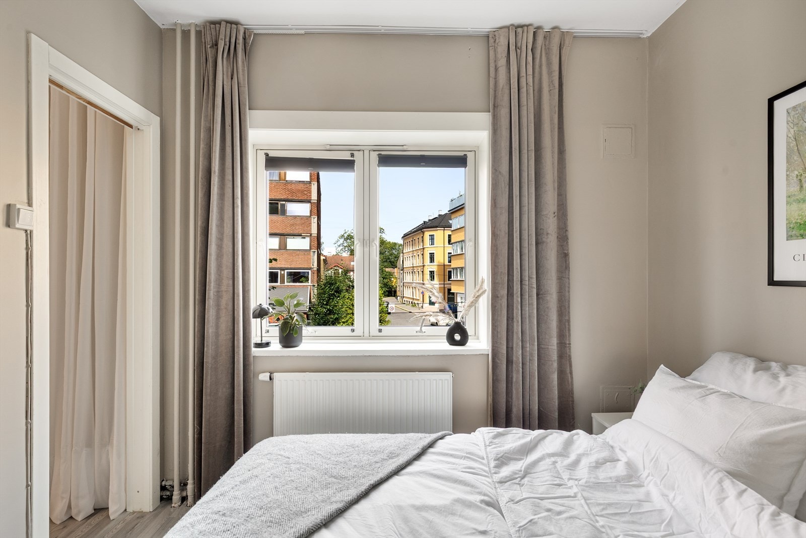 Store vindusflater som skaper en åpen og luftig følelse på soverommet. Galleribilde