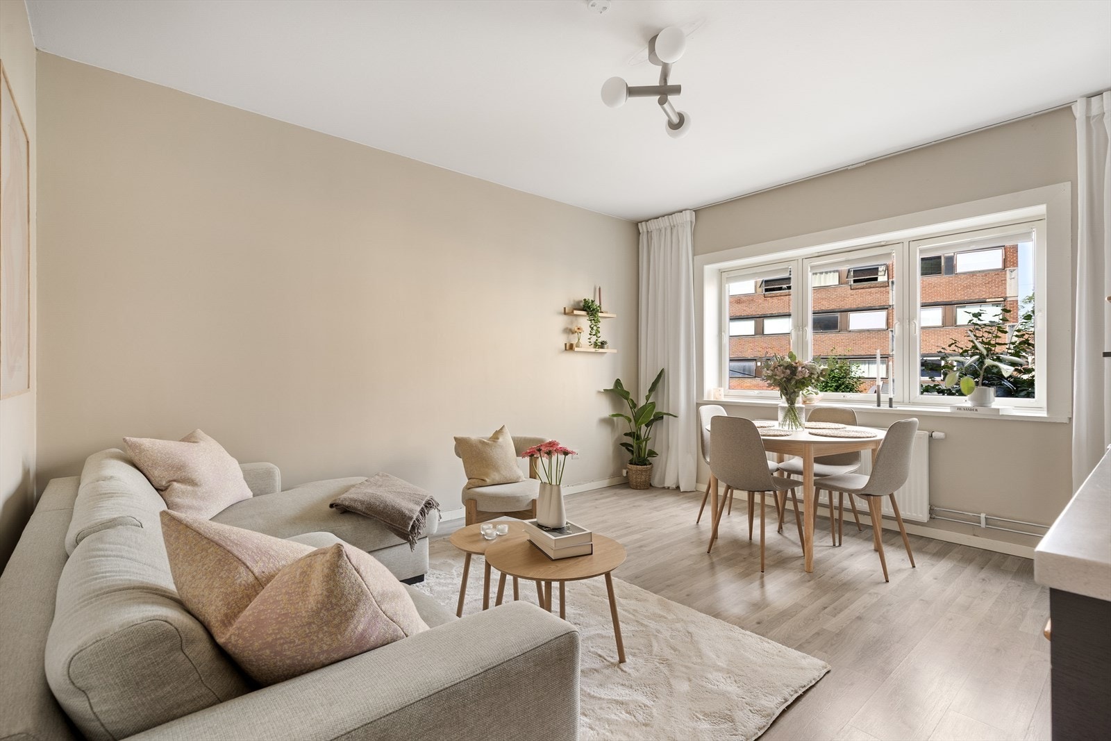 Naturlig lys strømmer inn gjennom store vindusflater, et hjem du vil trives i. Galleribilde