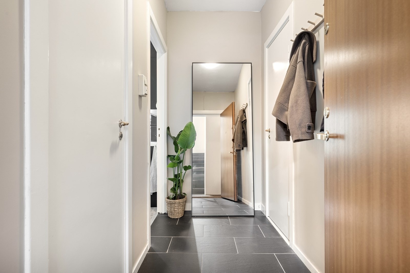 Entré med flislagt gulv. Stilrent og lett å holde rent. Galleribilde