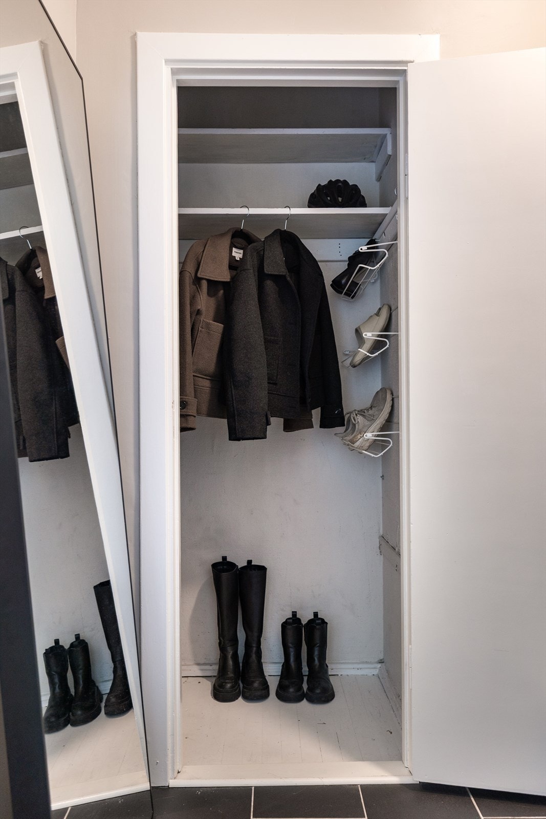 Bod ved entréen gir god plass til oppbevaring av klær, sko og utstyr. Galleribilde