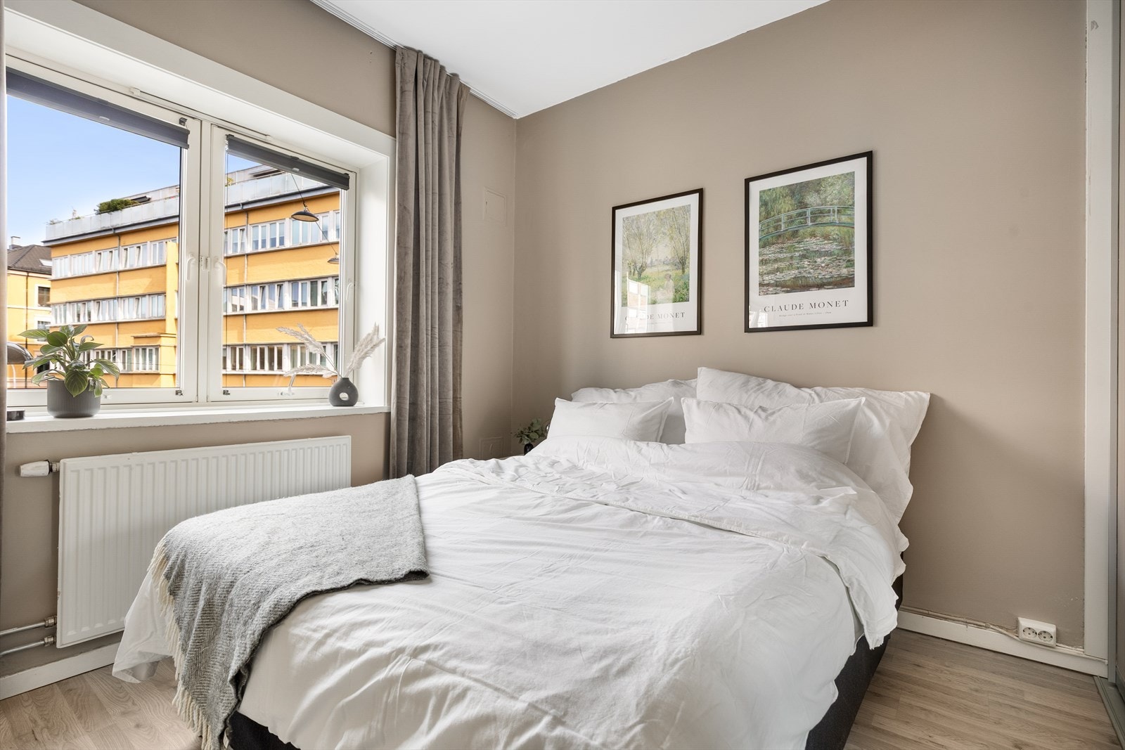 Romslig soverom med god plass til dobbeltseng og nattbord. Galleribilde