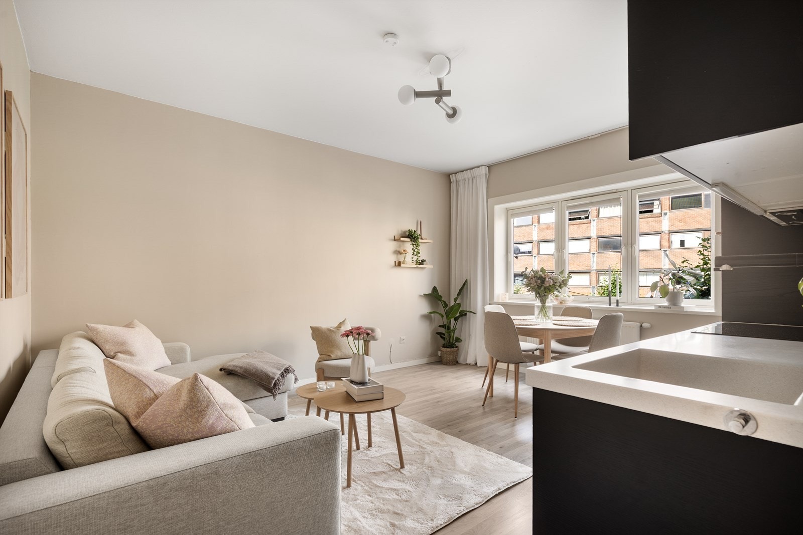 Føles åpent og lyst. Et hjem hvor du kan trives og sette ditt personlige preg. Galleribilde