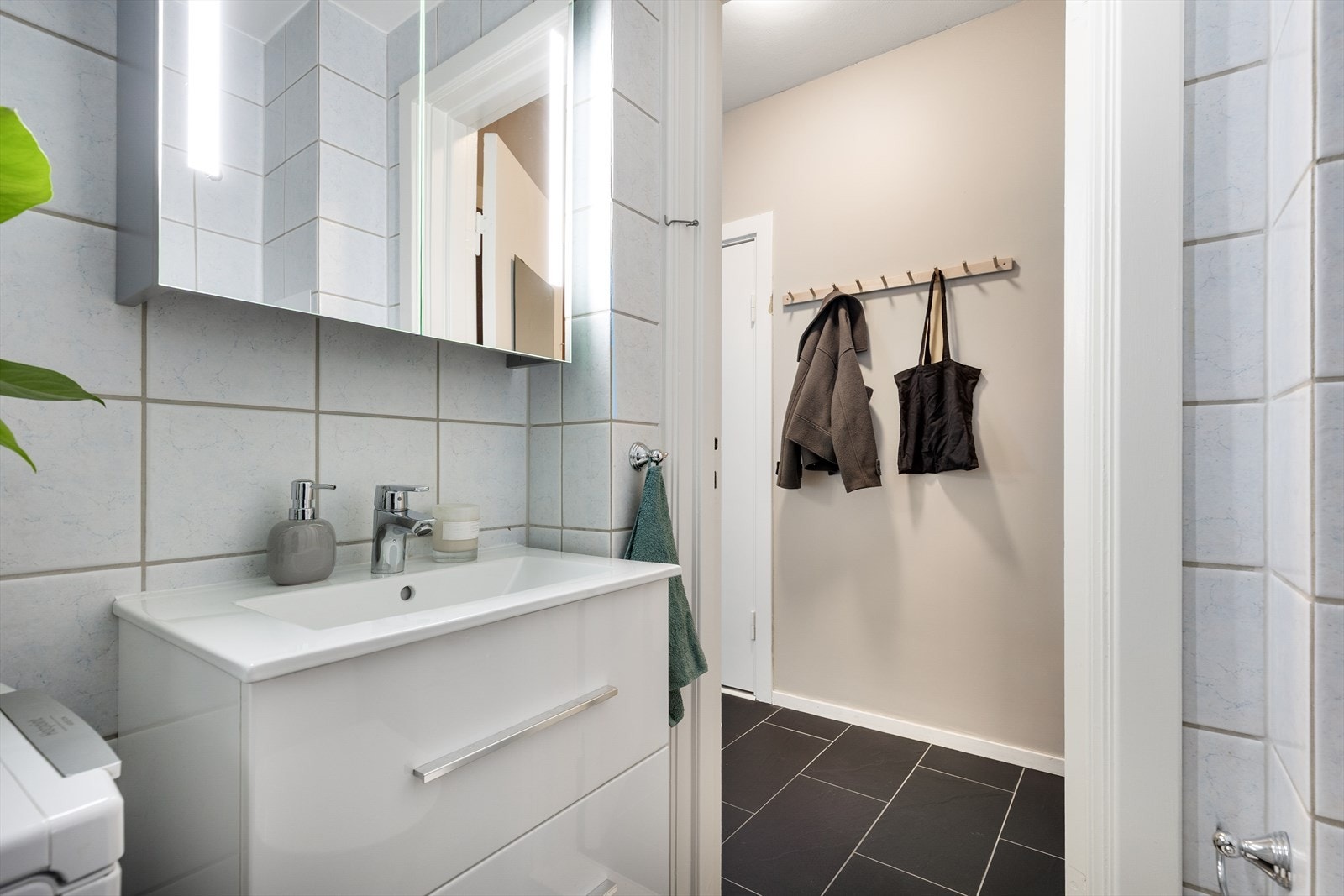 Stilren servant med skap og integrert belysning. Galleribilde