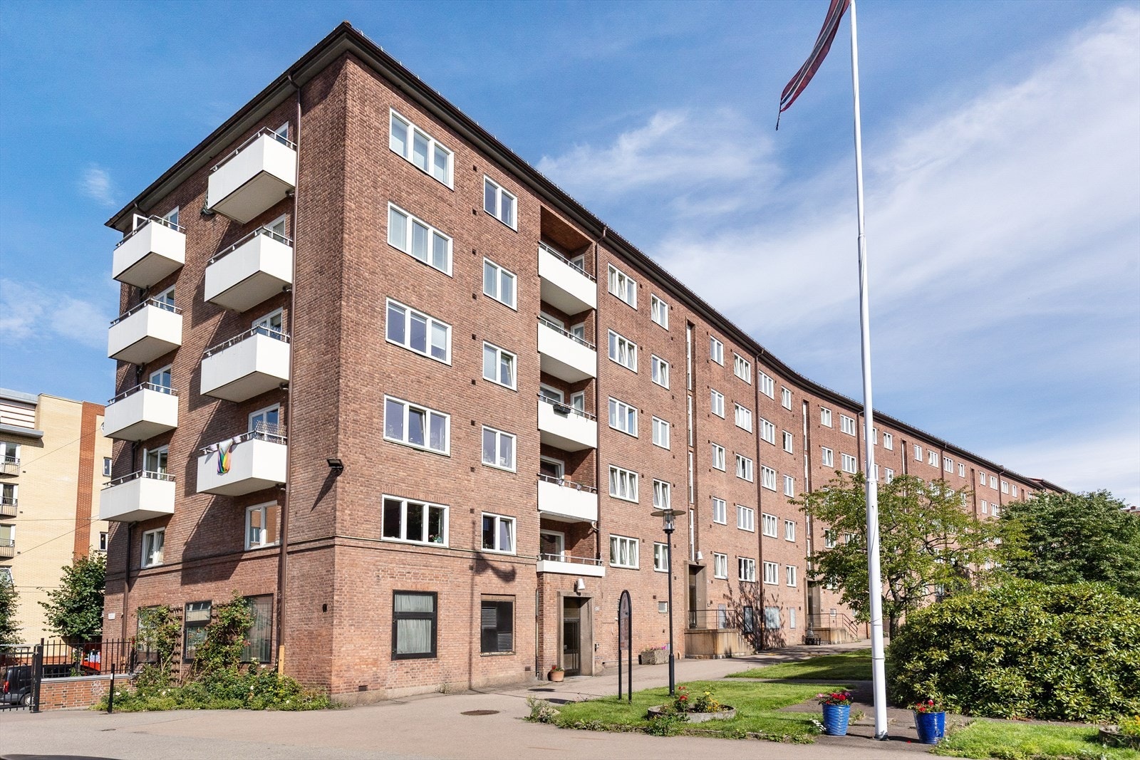 Tøyenhus borettslag med solide mursteinsfasader og hyggelige uteområder. Galleribilde