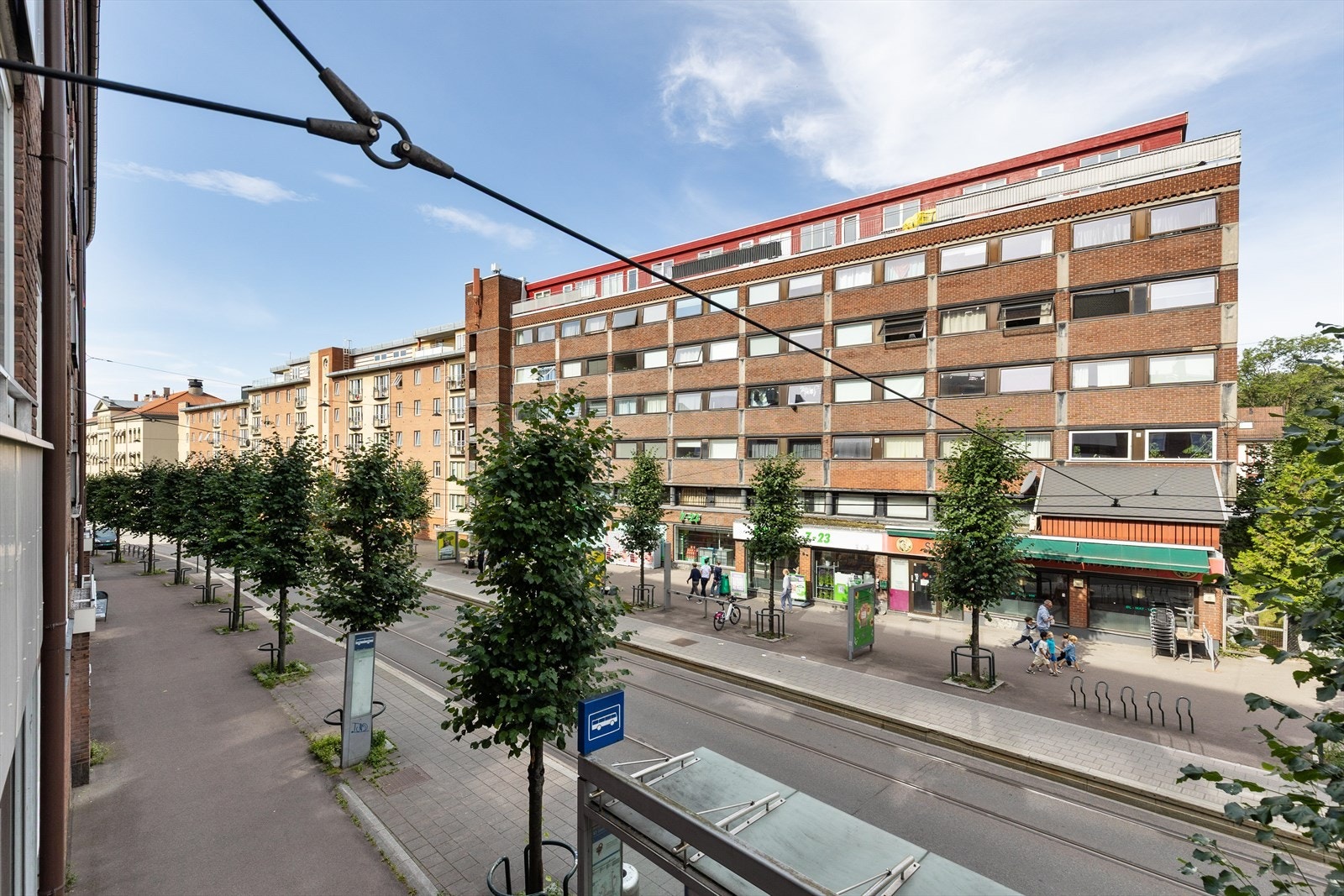 Alt du trenger! Butikker, kollektivtransport og restauranter like utenfor døren. Galleribilde